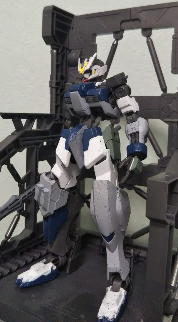 かつて鉄華団と戦闘を繰り広げたモビルアーマー・ハシュマルが目覚めた、火星のハーフメタル採掘場で、この機体は発見された。右腕や右脚、バックパックや胸部の装甲が完全に破壊されており、同じく採掘場で発見されたガンダム･フラウロスと共に、この機体もまた強力な武装を有していたと思われる。