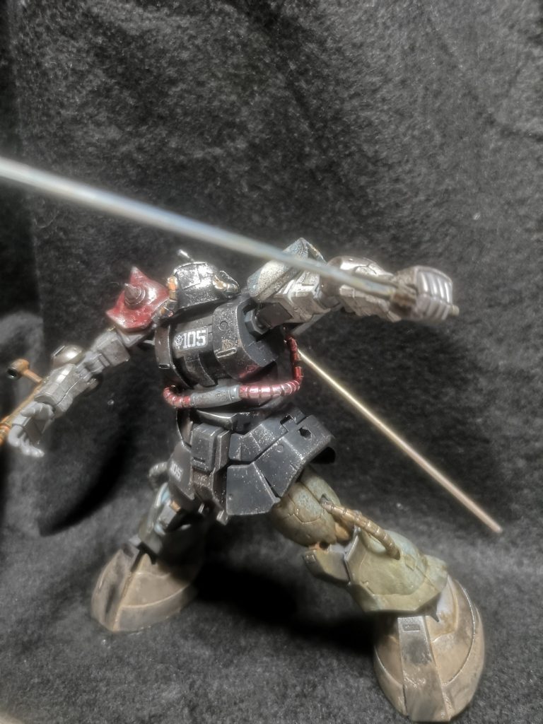 「他方からパーツを繋ぎ合わせた機体」という設定の分ウェザリングに少しこだわりました。脚は砂とオイルを多めに、上半身と胴体はチッピングを多めに施しています。