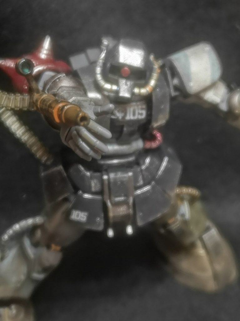 腕にザクマシンガンを流用した内蔵マシンガンを装備。集弾性能は落ちたが取り回しに長け同機におけるメイン火力といえる。