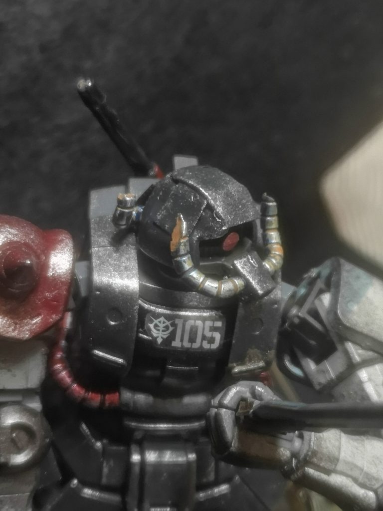 頭部だけはそのままだとマズいので、ドムの縁取りを外して、穴をプラ板で被せました。ドムをザクと言い張る阿呆らしさをわかってもらえると嬉しいです。