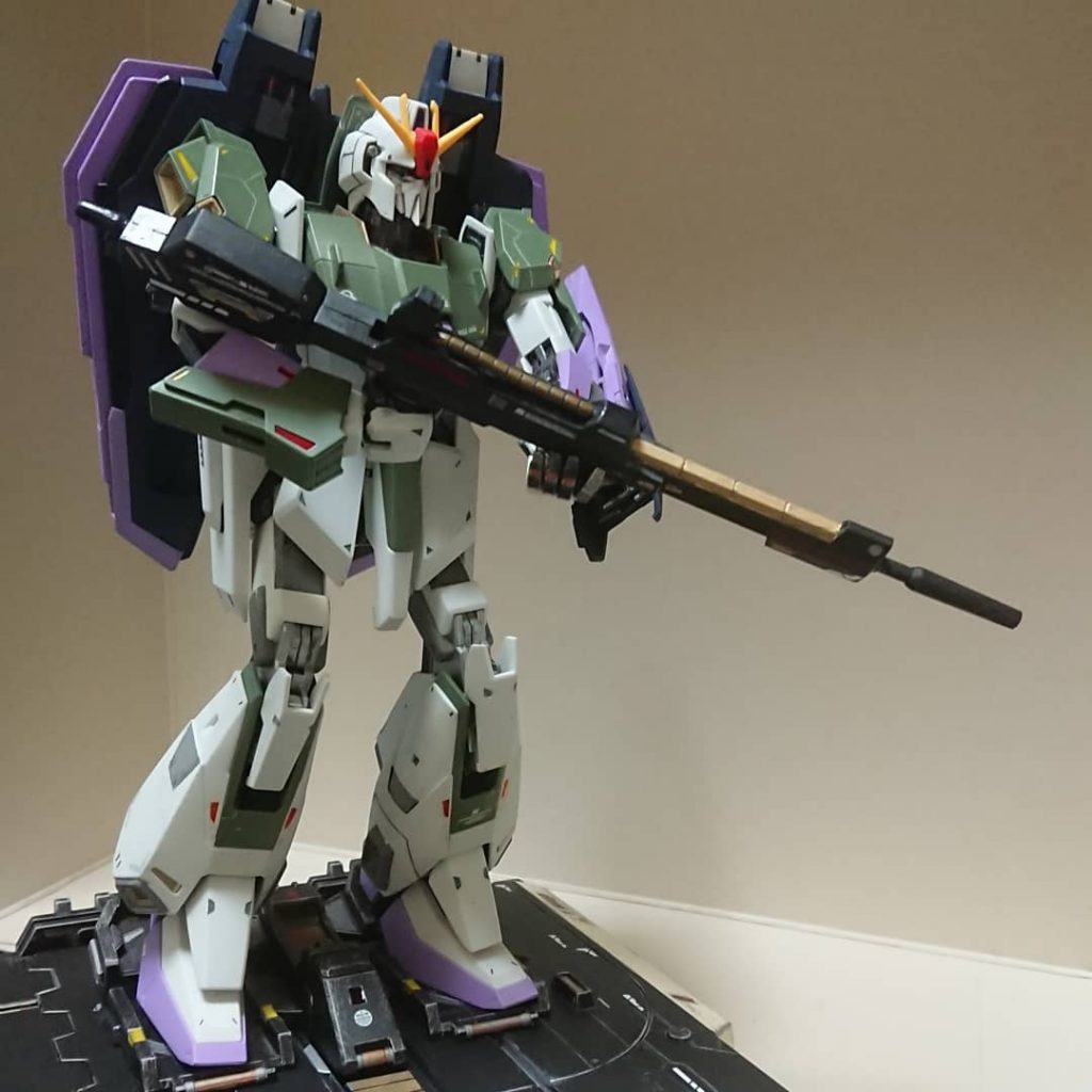 自立しないので何とか立ってます。