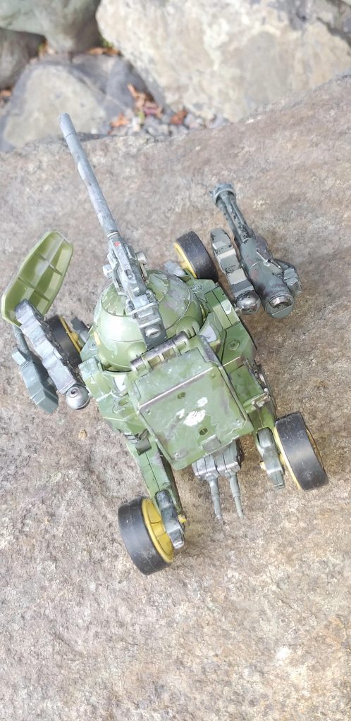 盾はボールのスタンドを挟んで持てたので塗装しただけでソレっぽく出来た