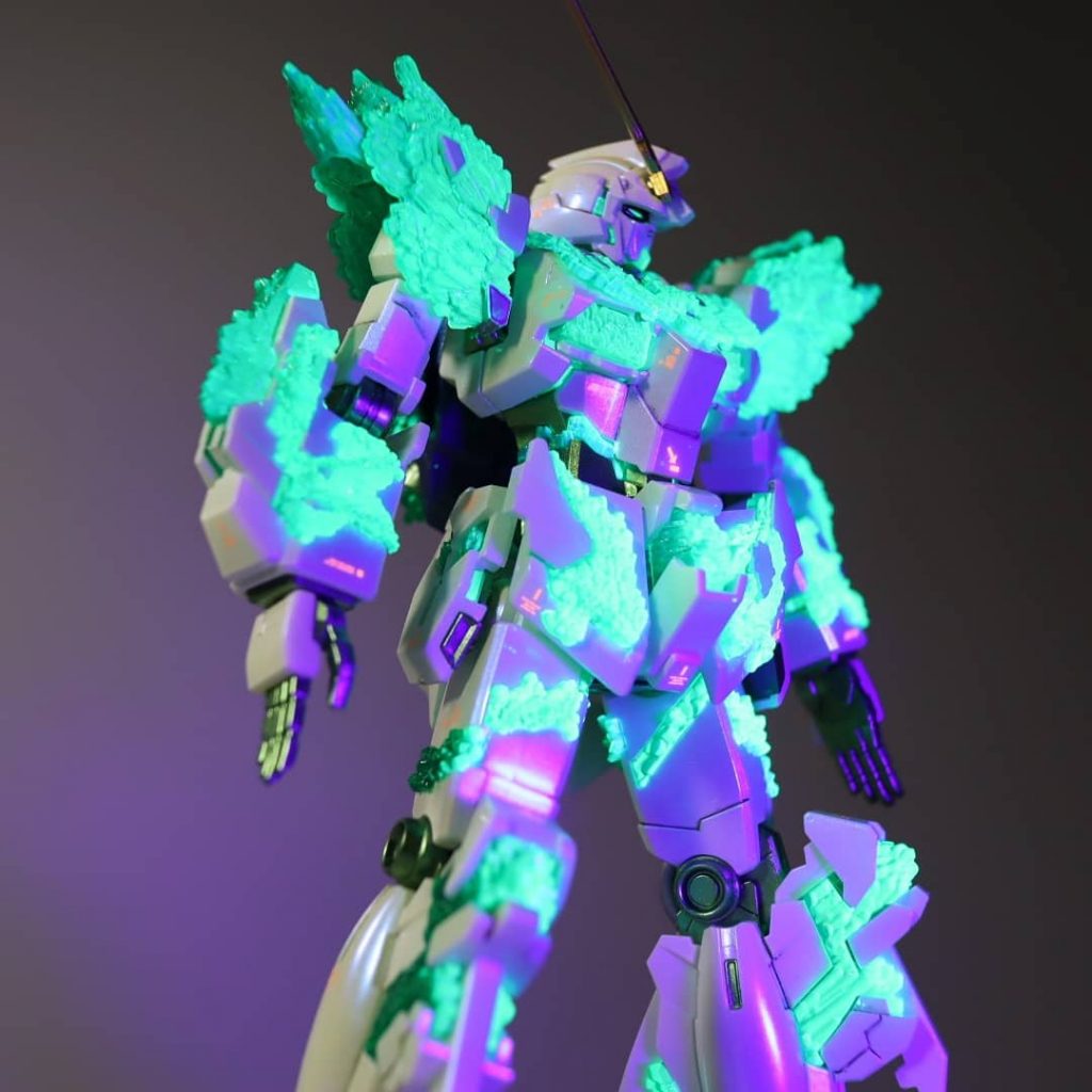 UVライトで綺麗に光ります。