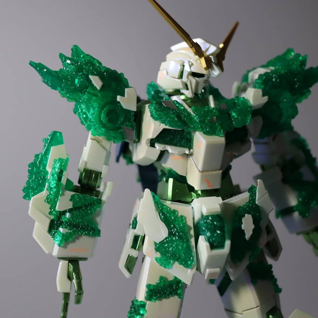 クリアパーツも蛍光塗料で塗装。
水転写デカールも蛍光を使ってます。
パール塗装をしてます。