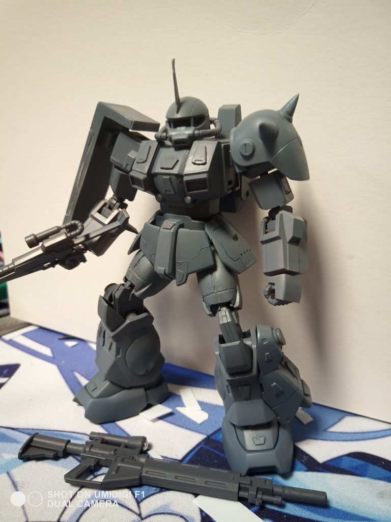 サフ状態。このままハイザックカスタムカラーに仕上げようと思っていたんですが、緑にしたくなったので緑にしました。元キットはアイザックを使用しています。そのためヒートホーク等の付属は無く、旧キットの物を使用しています。シャープ化したのみで無塗装の為今度塗ります。