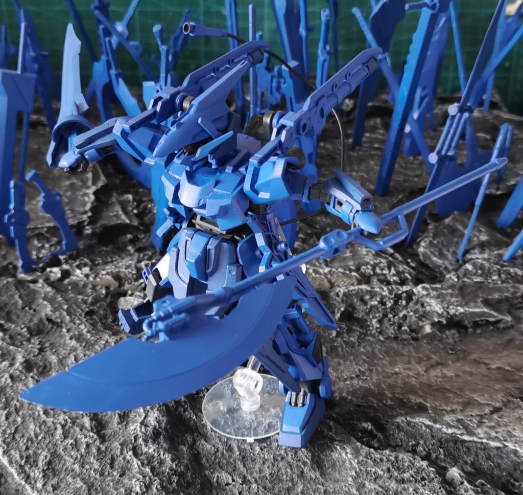 ”芯”はビームサーベルを金型として利用し生成すると違って、”偽剣煉写”は”武器を使った記録”をステージに送信して実体化する、その時”煉赤”はステージとリンクする、そして実体化中の武器の形を維持し効用をする＝＝状況によって武器を替えー一つを極める才能がない、ならば数の勢で勝負をつけるー無様な戦い方に言われるかもしれないが、”自分”にとって、その生き様を誇りとする”証”がある＝＝”偽剣煉写”に適用できる武器の条件、上記通りその武器を使った記録、つまり熟練度が必要＝＝そのため、一つ武器を実体化するため、その武器を使って訓練と実戦しなければならない＝＝十回、百回.....種類によって必要の熟練度も違う、それでも満たすまで続く、その中でもらった経験と想いは決して偽物ではない＝＝ 