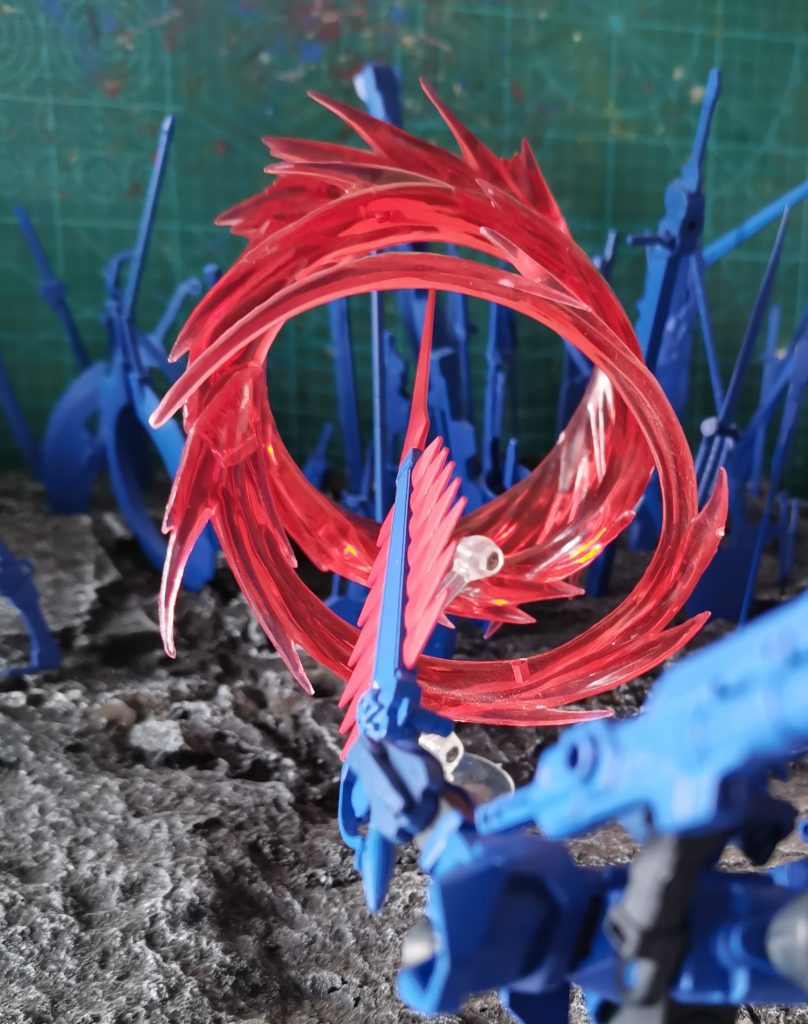 ”芯”の生成より消耗が低い（実体化必要なエネルギーはステージから提供する、”煉赤”はあくまで完了までの金型） 欠点：オリジナル武器記録不可（主にＧＢＦ、ＧＢＤおよびガンプラバトルに関する作品のオリジナル武器、でも量産タイプと些細な改造した武器は可）射撃武器記録不可、射撃機能を持つものはその機能が失う（”自分”は射撃に向かえない、それに構造が複雑すぎと思う）手に離れ及び折れたなら、僅か数秒で消える（チートに誤認されないための処置、”芯”のように補強することもできない）完成度は素組みに超えない（原因は同上、実体化の早さを高めるための理由もある）種類によって実体化する必要な時間も違う（金型になる”煉赤”の排出の速さに左右される、”開眼”をオンにするなら一瞬で完成するが、定額以上の消耗は必要）など＝‐”偽剣煉写”は決して戦局を逆転できる力ではない、むしろ戦うの最中に判断ミスによって障害になるかもしれない。それでも”自分”の生き方だ、喜んで受けるだけだ＝＝ ーーーーーーーーーーーーーーーーーーーーーーーーーーーーーーーーーーーー  