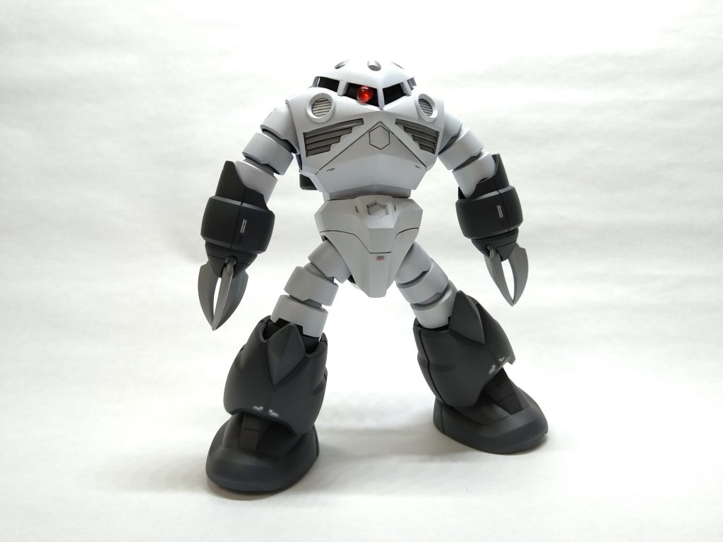 正面より。ロックマンのボスキャラにも見えます。モノアイはジュエルパーツに置換。スリットから少しはみ出すくらい大きくしハッタリをきかせました。また手足の先端をダークグレー、それ以外を白にすることで全身タイツを着た潜入工作員のようにも見せています。ショッカーの怪人のような怪しい雰囲気が伝わると幸いです。