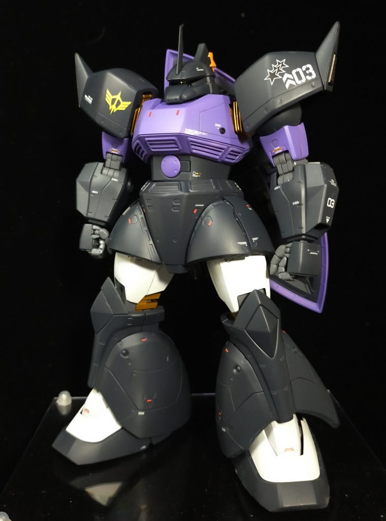 表面処理等の基本工作と合わせ、・胸部に塗装したコトブキヤ丸モールドⅡの2.5mmを設置・凹モールドにを彫り込み、エナメル赤の塗装や、レッドポイントを設置(レッドポイント断面はエナメル赤を面相筆で塗っています)・肩にスジボリ追加・モノアイをVCドームとSPプレートの其々4mmに置き換え・アンテナシャープ化・ガンダムデカール及びその他水転写デカールを使用・肩軸を2mm短縮