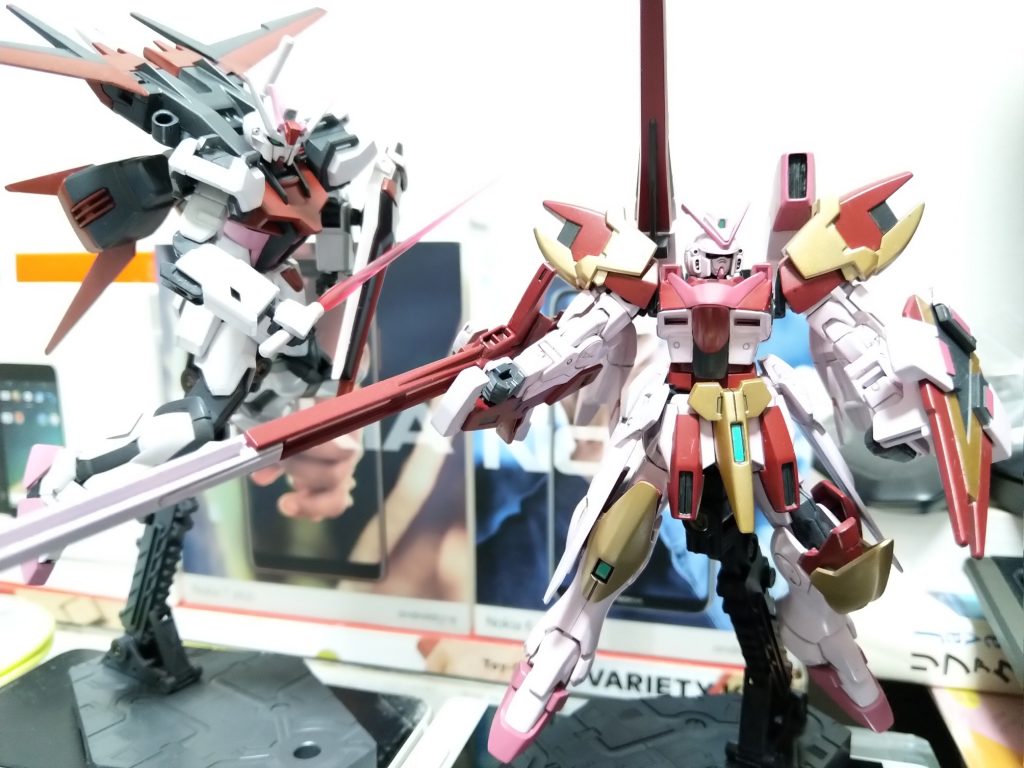 前回作成したHG ストライクガンダムとの並べてみた。この写真だと分かりづらいけど、V2ガンダムはやはり小さいですね。あとストライクの薄いピンクの部分が白にしか見えない…