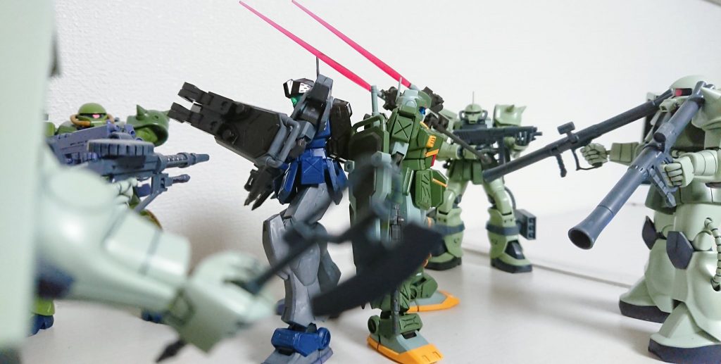 そしてこの機体を作った後に作ったジムストライカー、ザク達でちょっとした戦闘シーンを作ってみました。お部屋の中の小さな戦争っていいよね