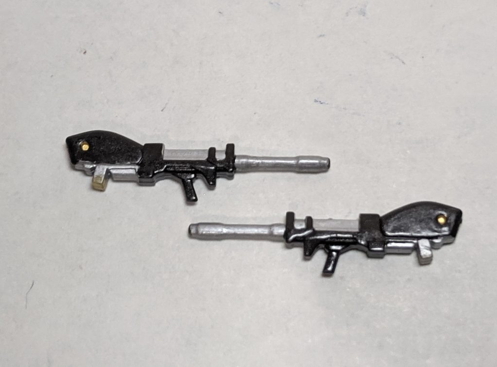 ビーム・ピストルも着脱可能、裏面に若干肉抜きがありますが、しっかり造形されてます。なお、手に持たせる事は出来ません。