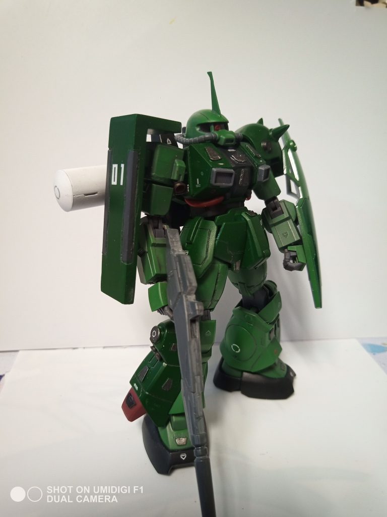 デカールは30MMの水転写デカールを使用しました。手元にガンダムデカール無くて・・・シールドにジオンマークでも入れたかったんですけどね笑