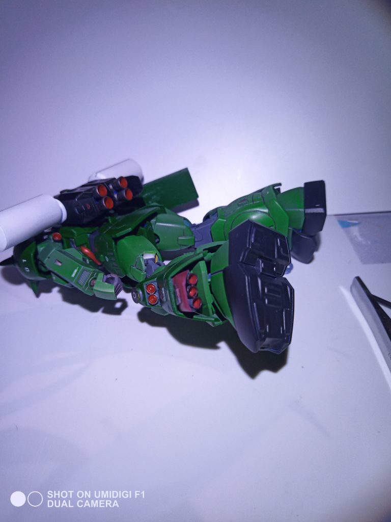 各スラスターはMSGを元のモールドの上に貼り付けました。