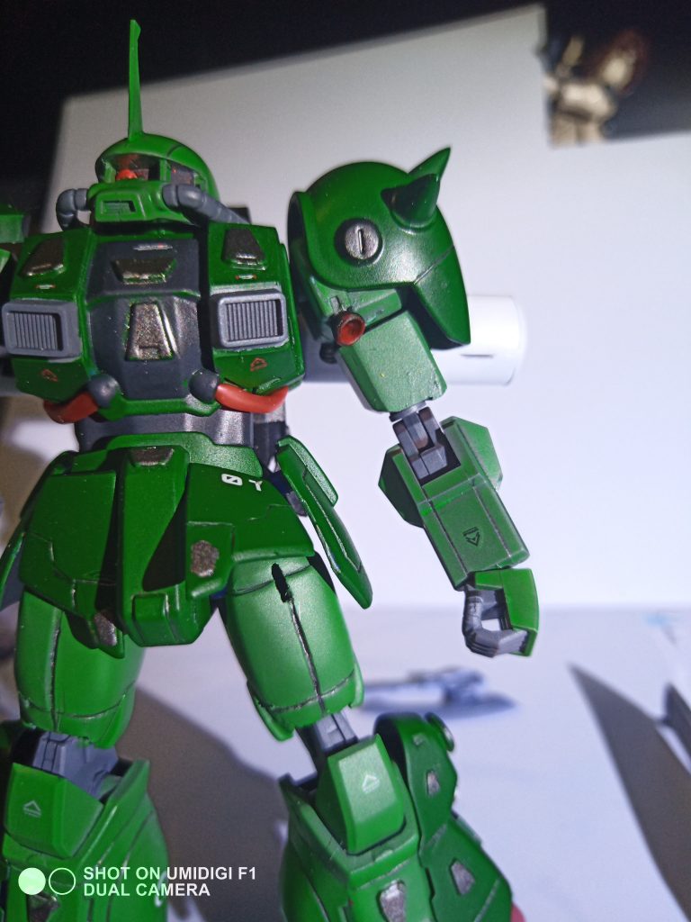 肩部増設スラスターはビッグガンのジャンクから持って来ました。胸の動力パイプは釣具のビニールの内側に百均の針金を通して作成しました。フロントアーマーは中心にポリキャップを仕込んで左右独立可動にしています。