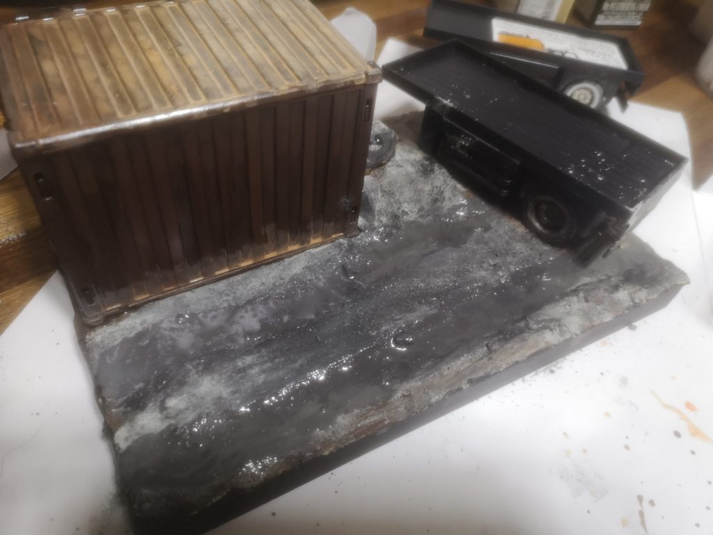 テクスチャーペイントやウェザリングカラー、パステルで形作り、轍にリキッドを流し込みました。コンテナも適当にウェザリングしています。