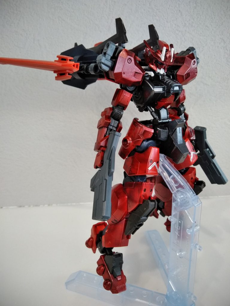 ストライカー展開！肩部に小型ブースターを装備。
