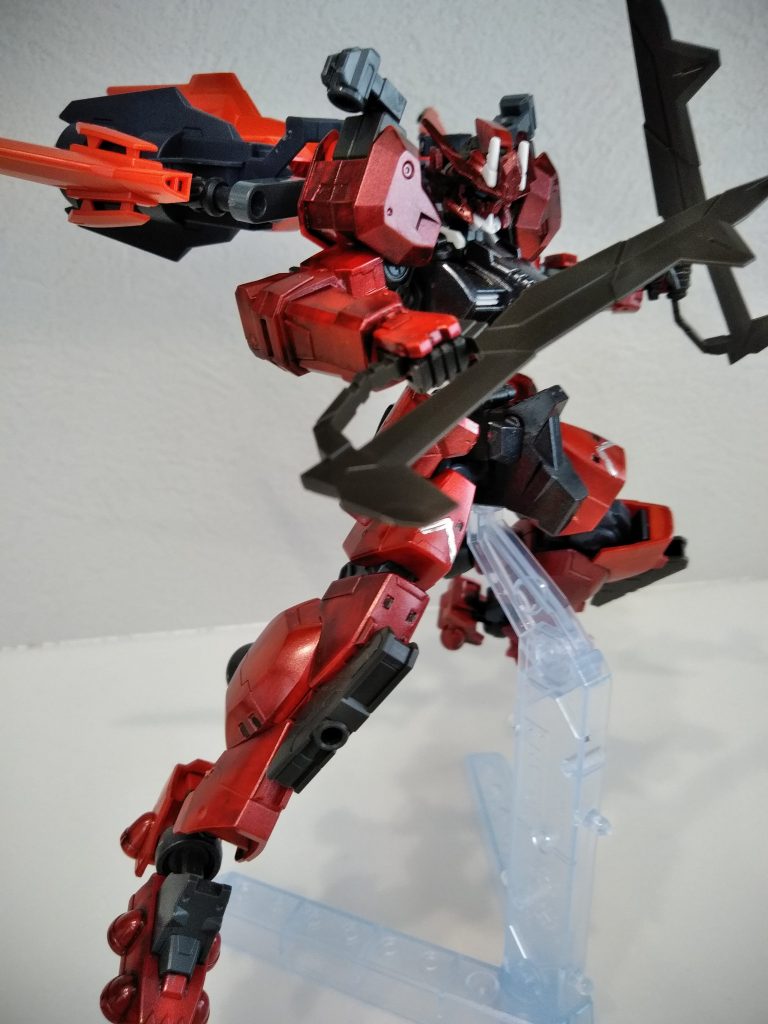 アイアンナックルのような取り回しで格闘戦に威力を発揮する。