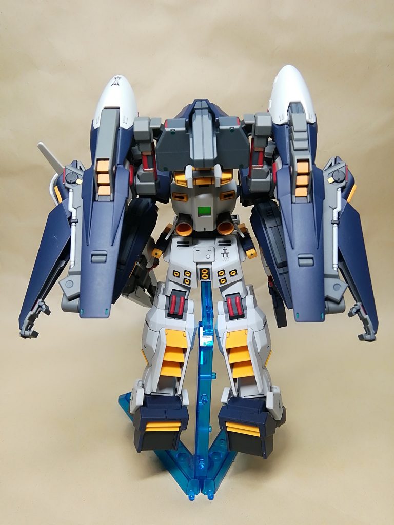 ブーストポッドに3ｍｍ穴を開けてフルドドⅡを装備ラーIIの様に肩部に装備をするには専用パーツが必要でTR6用では肩後部スラスターが塞がれる為、アウスラ・ラー風、ハイザックⅡ風を選択 