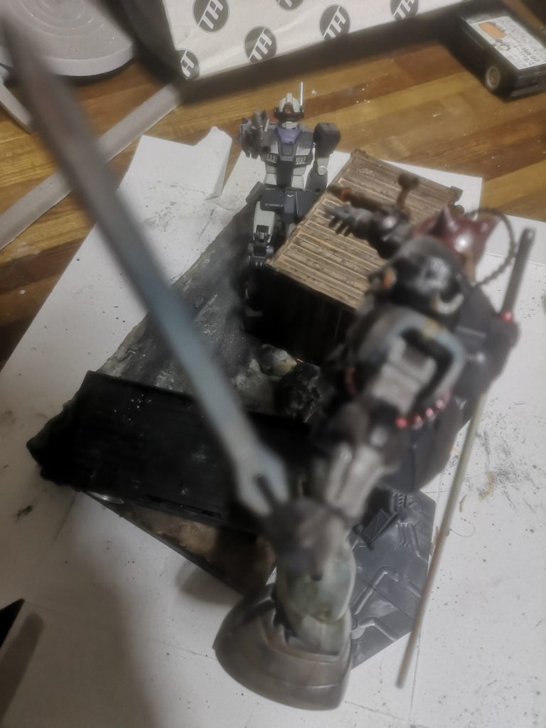 せっかくなので戦ってみましょう。基地を強襲するザク・ヴァンガード!コンテナを盾に迎え撃つジムインターセプトカスタム!