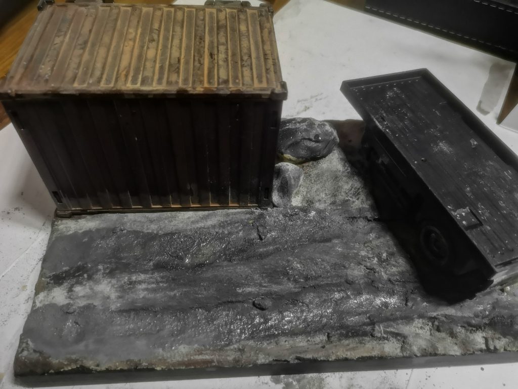 ヴィネットの制作期間は塗装乾燥合わせて3日。「簡易前線拠点」をテーマに汚れたコンテナと荷台、轍の残る荒れた路面を表現しました。