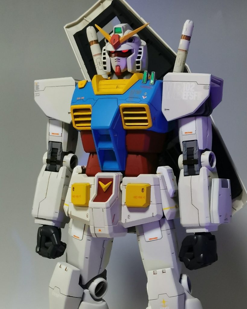 目やセンサーは蛍光ピンクを塗りブラックライトで光ります。この写真は関節のメタリック塗装前ですがよく撮れているので。 