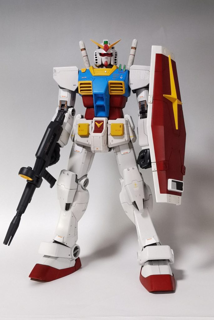 武装状態。武器持ち手はメガサイズザクから拝借しパテで形状変更しました。 