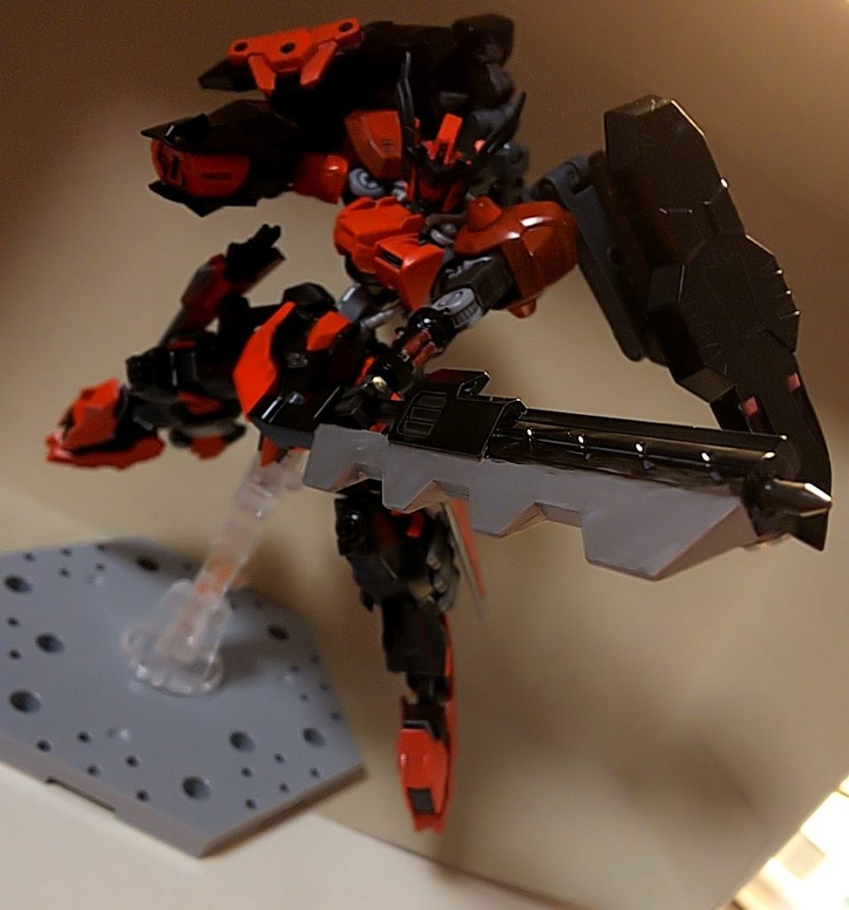 ウェポン-ex「片手斧型火薬式ダインスレイヴ」厄祭戦後期にMAに対する決め手の1つとして追加された武装。弾であるダインスレイヴは背面のヴァリアスブースターに保管されている分と合わせ3発保有している。