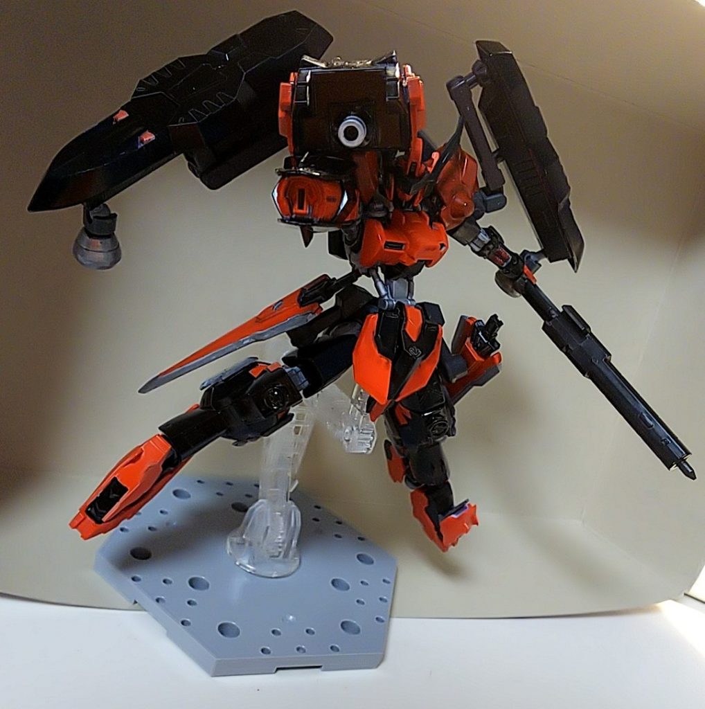 ウェポン-2「シールドライフル」肩部に接続されているシールドに仕込まれたライフル。主に牽制用に使われ、肩部から外して手持ちすることも可能。