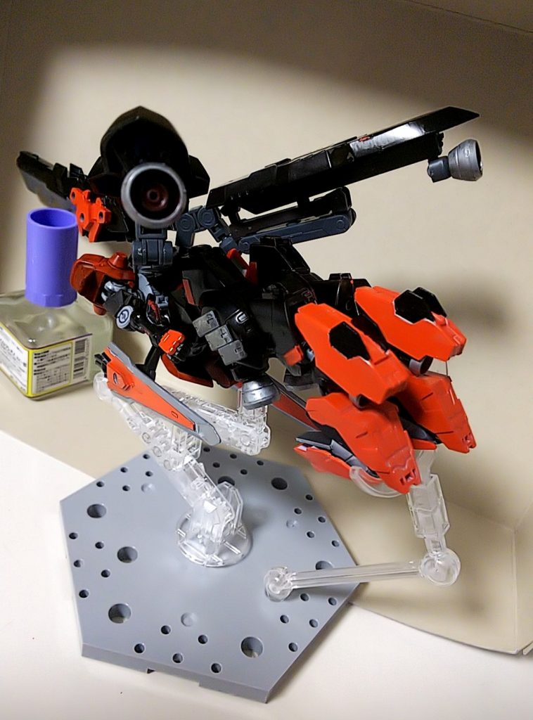 背面には足裏を合わせ6つのブースターがあり、大気圏内は勿論宇宙においても高い飛行能力を有する。