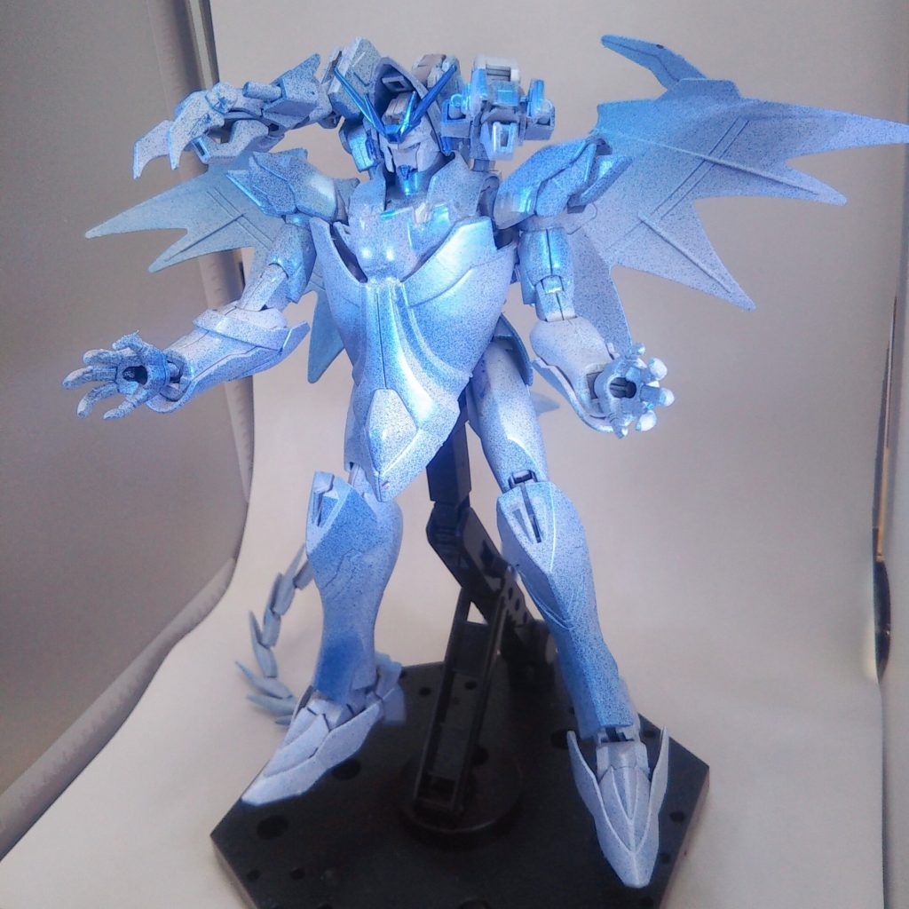 差し替え無しで頭部とか逆向きにするだけでガンダム形態に変形可能です