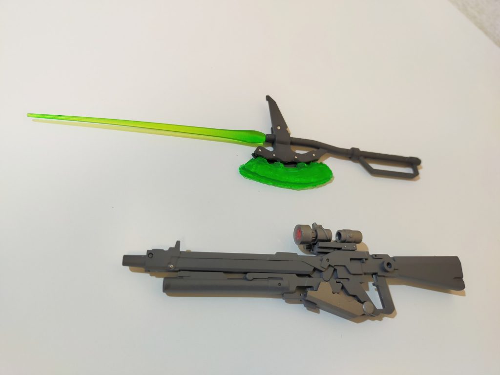 ビーム・アックスはガナザクの物を改造しました。ビーム刃はレジンで制作。ライフルはHGシナンジュの物を改造。ストックや銃口を形状変更。