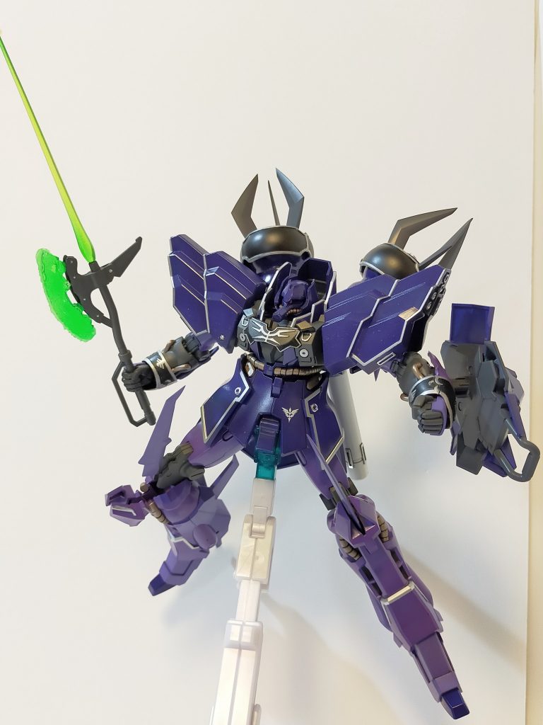 近接武装が、クローのみなので、インコム射出中の自衛能力を補うためビーム・アックスを装備。サーベルも出力可能なオリジナル武装です。