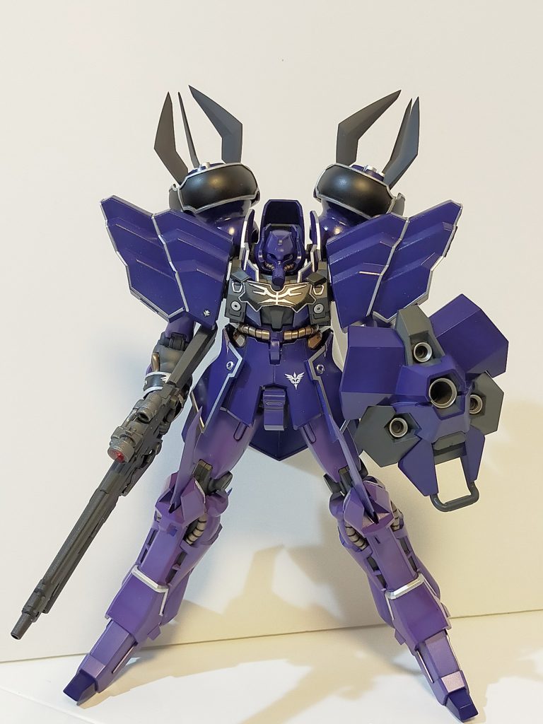 シールド内臓の3連メガ粒子砲がいい迫力です。中央の穴はIフィールドジェネレーターらしいです。