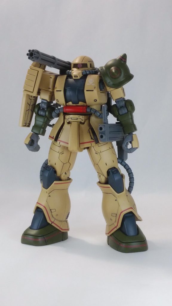 主な制作工程は、本体色がＭｒ．カラーのタン、スパイク部分と両腕、足の部分はＭｒ．カラーのオリーブドラブでそれぞれ缶スプレー塗装。赤の部分はアクリジョンのモンザレッドで筆塗りしました。シールドの部分はＨＧザク・キャノン組み立て時に確保した物を使用。ただし、間接部や武器、バックパックについては成形色そのままとしています。また、デカールも附属の物を使っています。 