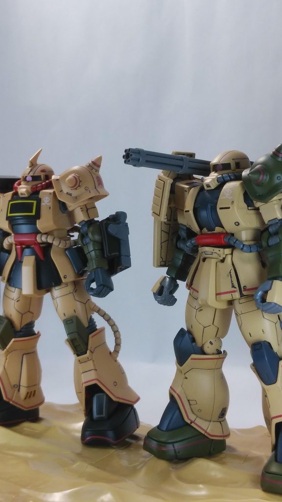 ザク・デザートタイプとのツーショットを何枚か。砂漠にて待機中。   