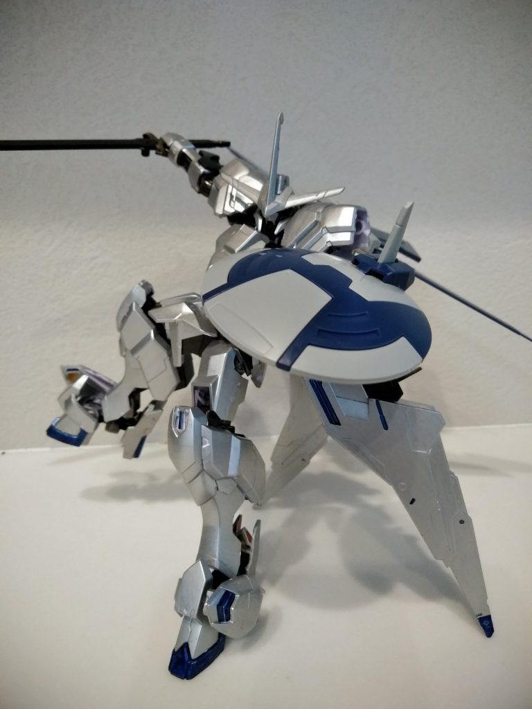 トルーパーモード高機動形態。マントのブースターを腰部に接続！地上を滑るように移動する！