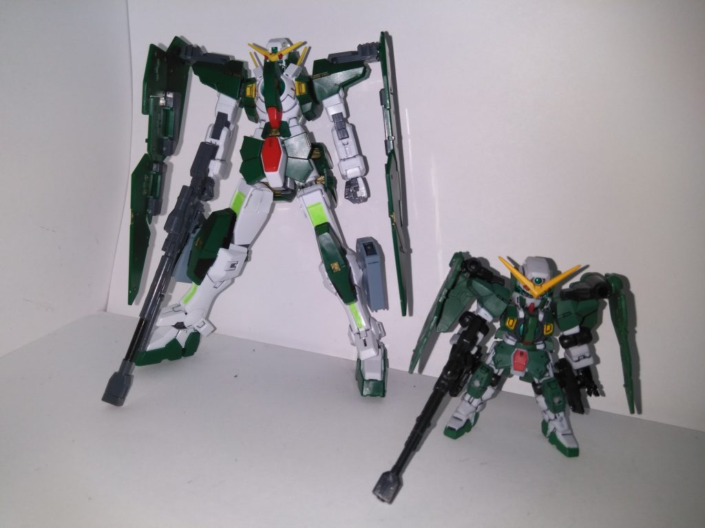 モビルスーツアンサンブルと比べてどちらもかっこいい！こう見るとボディのグレーを塗り忘れてますねモビルスーツアンサンブルはデュナメスの武器をすべて揃えるとほとんどHGと同じ値段ですご観覧ありがとう御座いました！オマケ1