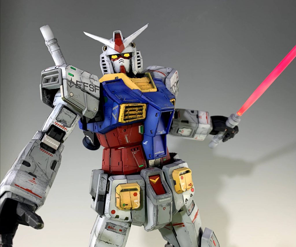 カラーレシピ本体白：メカサフ（ライト）→シリコンバリア→ファンデーションホワイト（F）グレー：メカサフ（ライト）→シリコンバリア→明灰白色（C)赤：メカサフ（ライト）→シリコンバリア→レッドFS11136（C）→ピンウォッシュの要領で影になる部分にスモークグレー（C)＋クリアレッド（C)＋クリアブルー（C）を混ぜたものを吹き付け黄色：メカサフ（ライト）→シリコンバリア→キアライエロー（C)＋ビビットオレンジ（G)→ハイライト部にクリアホワイト（G）　影になる部分にオレンジイエロー（C)を吹き付け青：メカサフ（ライト）→シリコンバリア→フタロシアニンブルー＋コバルトブルー→　ハイライト部にクリアホワイト（G）を吹き付け　影になる部分はウェザリングカラー　レイヤーバイオレット＋シェードブルー＋マルチグレーを調色したものでピンウォッシュビームライフル、バックパック等→メカサフ（ライト）→メカサフ（ヘヴィ）＋ウィノーブラック（C) 