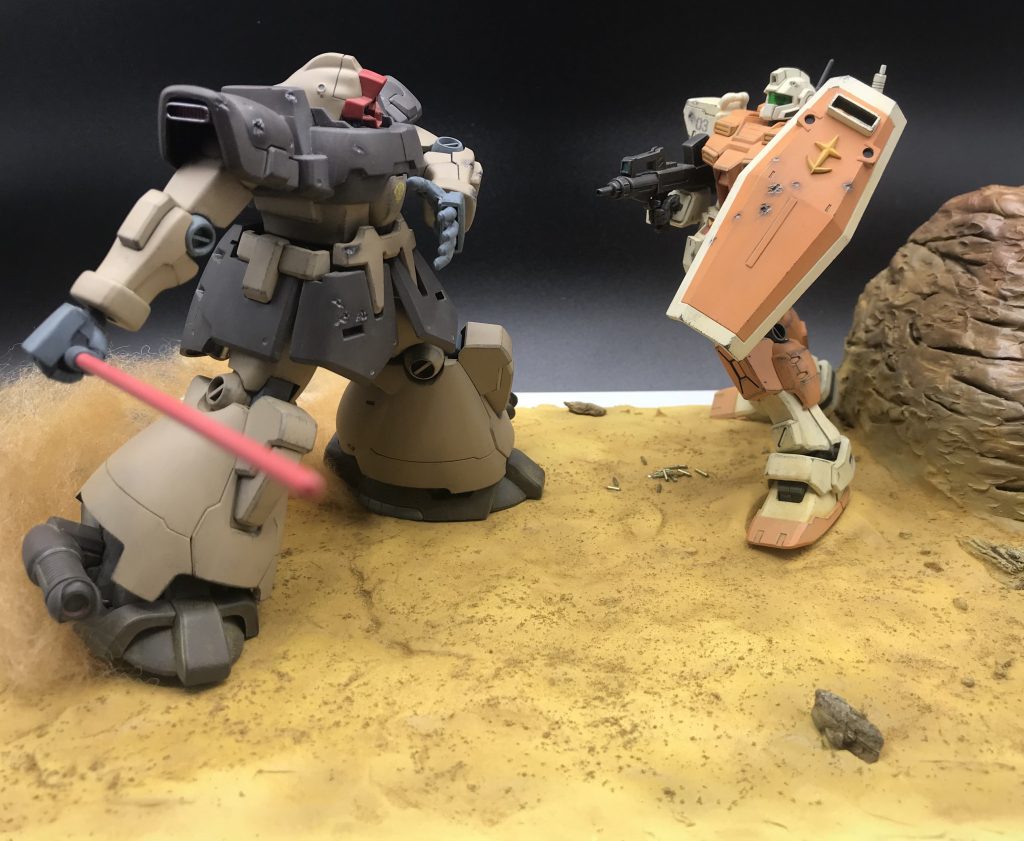 弾を打ち尽くしたドムがヒートソードで近接戦闘を仕掛けるイメージで作っています。キットにはめっちゃ武装がついてきましたが何一つ装備させずすいません・・・唯一のヒートソードもキットのものではなくORIGINのドム試作実験機のものを拝借しています(*ノωノ)今回から撮影ボックスを購入したので、ようやく家の壁を背景に撮らなくてすみます(笑)