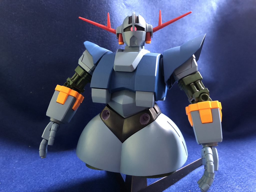 せっかくなのでHGのジオングも同じ色で塗ってみました。こうみるとけっこう個性的な配色の機体ですね。