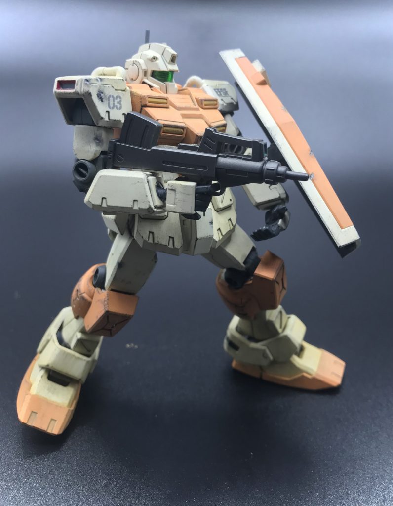 パワードジム単体カラーリングは陸戦型ジムのカラーに寄せて塗っています。ウェザリングは以下にて実施。1.ウォッシング:Mrウェザリングカラーのサンディーウォッシュ2.全体の傷:ジャーマングレイ(タミヤエナメル)でドライブラシ3.ダメージ表現:リュータ(1mm丸ビット)で穴あけ、周りをデザインナイフで若干めくる感じ。ダメージ跡をクロームシルバー(タミヤエナメル)で塗装後、周りをウェザリングマスターのすすで周りを軽く汚しています。4.砂汚れ:ウェザリングパステル1(サンド)