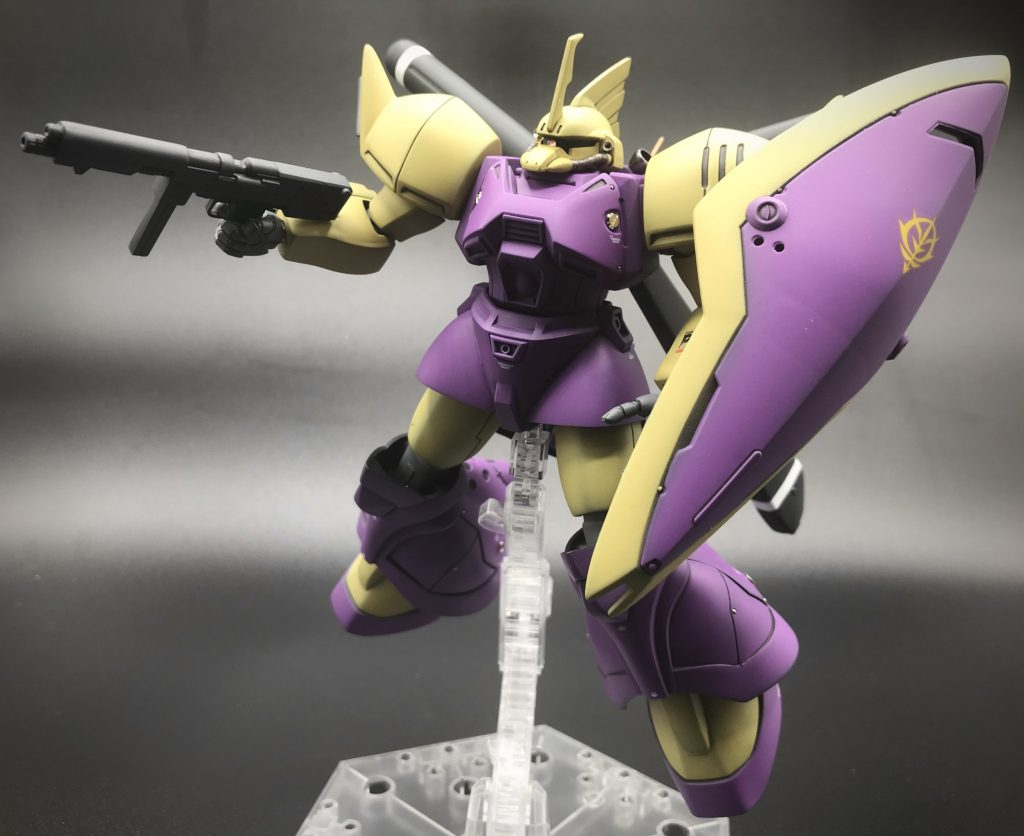 今回は初めて腿の延長というのをやってみました。3mm延ばしていますが、削りすぎてだいぶ腿がスリムになってます(笑)また、モノアイはいつものスワロフスキーで、各所にメタルパーツを使っています。