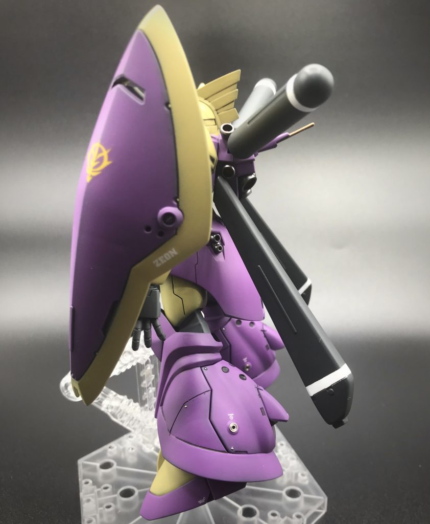 側面。デカールの段差消しもやってみました。写真ならまずますわからん・・ような気がします。最後に塗装レシピ【下地】サーフェイサーEvo ブラック(G)【塗装】紫:ニンジャパープル75%(F)+ピュアホワイト25%(F)茶色:ミドルストーン(C)+ホワイト少量(C)関節:ブルーグレー50%(G)+ニュートラルグレーⅣ50%(G)プロペラとタンク:インナーブラック80%(G)+ニュートラルグレーⅣ20%(G)武器:MSファントムグレー50%(C)+ネイビーブルー50%(C)ゴールド:パールカッパー(G)バーニア:フレームメタリック①50%(G)+フレームメタリック②50%(G)内部はクリアレッド(T)足裏:ダークグレイ(T)※凡例(F):フィニッシャーズ、(G):ガイアノーツ、(C):クレオス、(T):タミヤ
