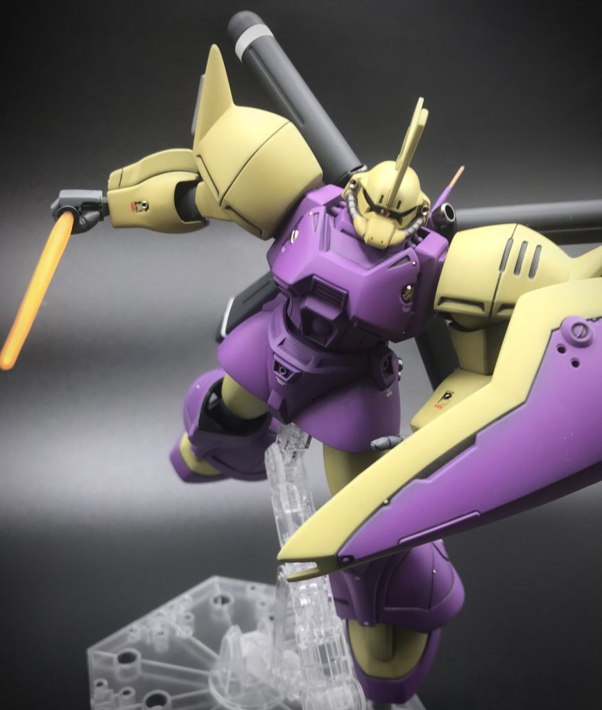 黄色いビームサーベルもかっこいい!一応アクションベースに刺すために股のところはピンバイスで3mmの穴をあけてあります。