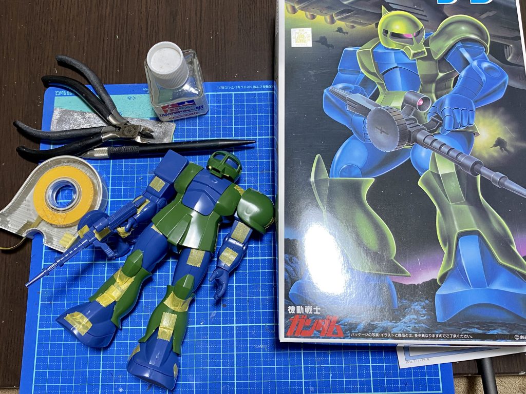 元々は1982年に発売されたキットですが、仮組みしただけでこの素晴らしいプロポーションです。脚部の複雑な曲面の再現などは最新のＭＧにはない味がありますね。今回は旧キットらしい味わいを生かしつつ、箱絵のポーズとガワラ立ちを両立する可動モデルとして作っていきます。 