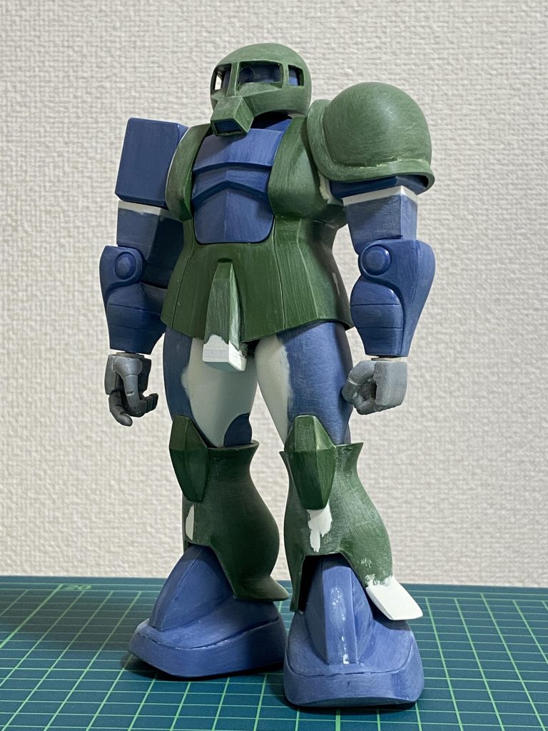 ●プロポーションに関する改造・胸部左右をハの字に切って幅を狭めました。定番工作ですね。・上腕を２mm延長しました。・左肩アーマーは抜きの関係でディテールが浅い箇所を彫り込みました。また、取り付け向きを説明書とは逆（本来上腕側になる方を肩接続部側に）に変更しています。こうすると、胴体にアーマーがうまくかぶさって設定画の雰囲気に近くなるのです。・手をロボマニに変更。今回は丸指３Ｌを使いました。武器の保持にはちょうどよいサイズでしたが、設定画の雰囲気を重視するなら４Ｌでもよいかもしれません。・太ももの内側をエポパテでボリュームアップ。ガワラ立ちをした際のムッチリ感が出るようにしました。・フンドシ延長。設定画に寄せています。・ズボン（？）のすそを外側のみエポパテで延長しました。・ザクマシンガンのスコープが中空の筒状態なので、市販パーツでレンズと裏の蓋を再現。取り付け基部が長すぎるので、箱絵を参考にプラ板で短めに作り直しました。 