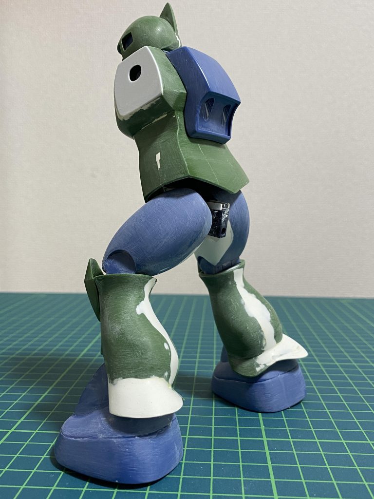 ●可動に関する改造・30MMの股関節パーツを使って引き出し式の股関節ブロックを新造。写真のとおり、腰アーマーの分割をせずに可動範囲を拡大しました。30MMの股関節ブロックはとても優秀ですが、サイズが1/144相当なので、1/100のキットに使うには若干保持力が不足気味です・・。なんですが、ガワラ立ちを決めようとすると股関節は薄くてコンパクトでなければならず、今回は敢えて使ってみました。・足首関節を市販パーツのダブルボールジョイントに置き換えました。 