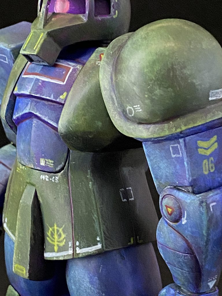 ●塗装①1000番黒サフを下塗りの代わりに吹く②アクリルガッシュの筆塗りで光が当たる箇所を黄色、影になる箇所を紫色で雑に塗り分けた後に、青と緑を塗り重ねていく。仕上げに白を混ぜた緑と水色でハイライトを入れる③リアルタイプザクなどを参考に、手描きでマーキングを入れました。同じくアクリルガッシュです。失敗したら乾く前に指で拭うと取れます。すぐ乾くので判断は５秒以内に（笑） 