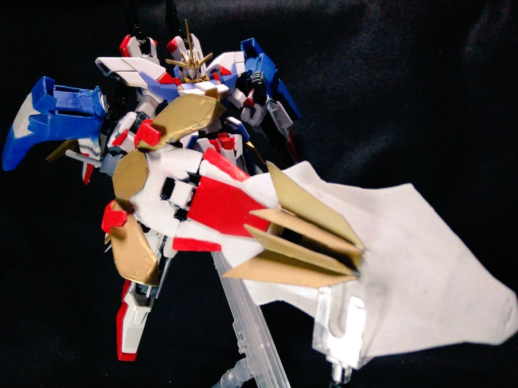 そしてトンデモ兵器！　シールドを魔改造した大剣です！！かなりファンタジーっぽい武器になっちゃいました。もともとシールドを剣にする予定はあったのですが、大剣を作ろうと決まってから更に大型化！